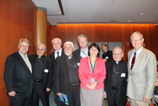 Na fotografii jsou zleva: Elmar Brok, předseda zahraničn&iacute;ho v&yacute;boru EP (CDU), arcibiskup J.P. Mouche, Miroslav Mikol&aacute;&scaron;ik (KDH), biskup Y. Mirkis, &scaron;v&eacute;dsk&yacute; poslanec Lars Adaktusson (KD),&nbsp;&nbsp;M&Scaron;, patriarcha L.R. Sako, Tunne Kelam, europoslanec z Estonska